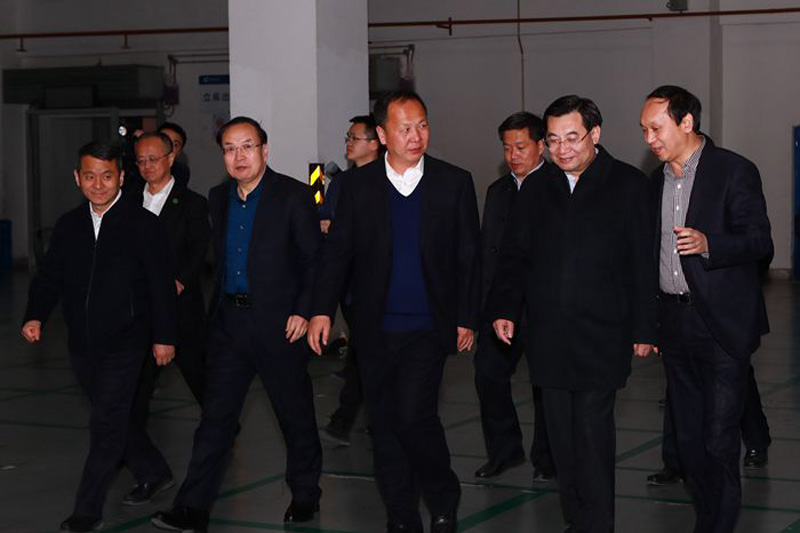 20180223陜西省委書記、省人大常委會主任胡和平參觀西北現(xiàn)代醫(yī)藥物流中心智能化貨物分揀系統(tǒng)運行情況 .jpg